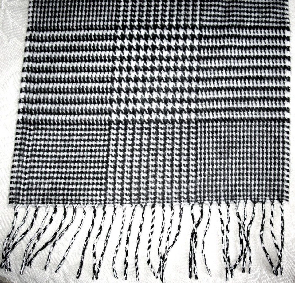 D&Y ¿MÁS SUAVE QUE LA CACHEMIRA? BUFANDA LARGA A CUADROS BLANCO Y NEGRO con FLECO * NUEVA SIN ETIQUETAS Foto 2 de 3