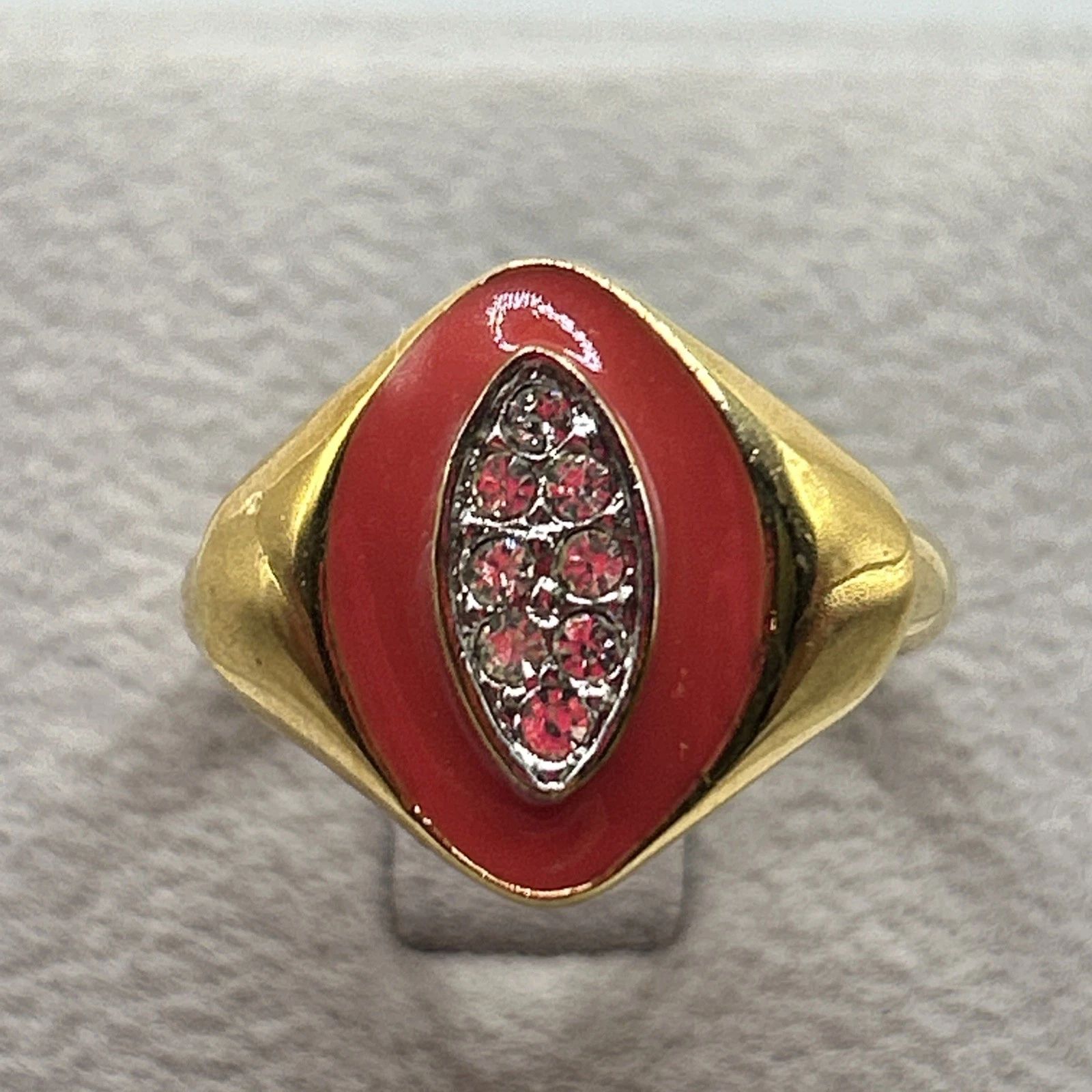 Bague vintage fantaisie  Doré Rouge Avec Strass Blanc . Taille 55