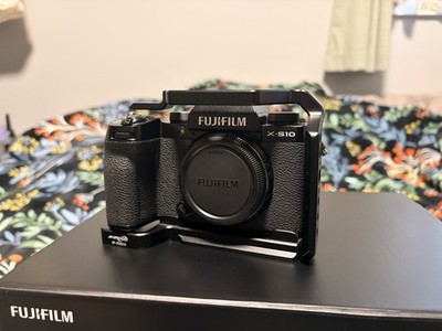 Fujifilm X-S10 26.1MP Mirrorless Camera Black (Body Only) + SmallRig Cage