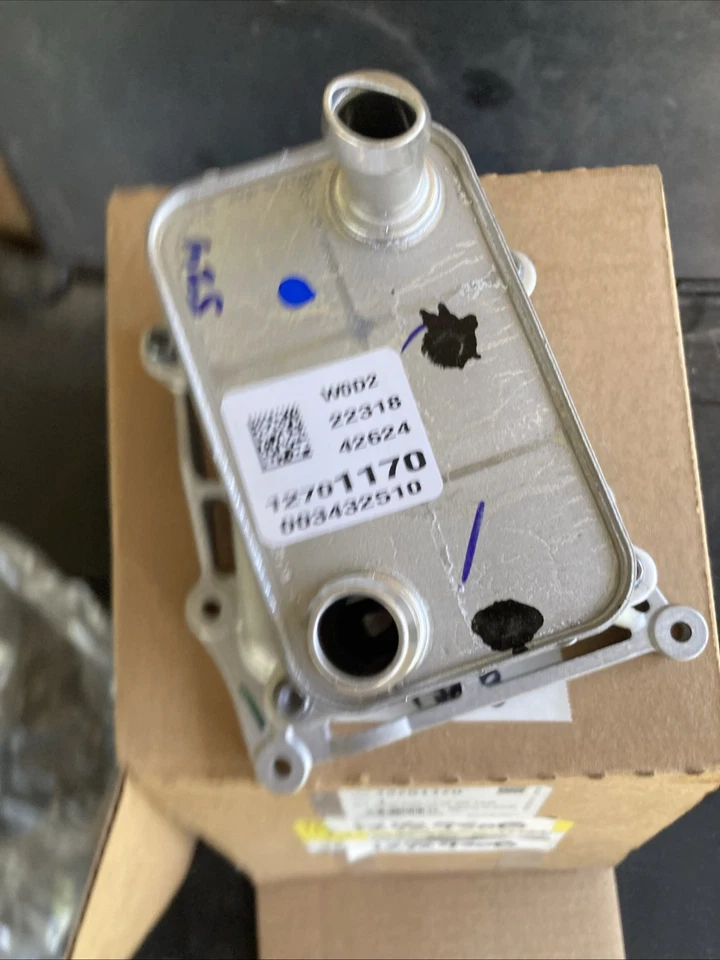 Nuevo enfriador de aceite de motor GM 12733442 OEM Silverado Sierra 1500 2,7 L 2021-2024 Foto 3 de 4