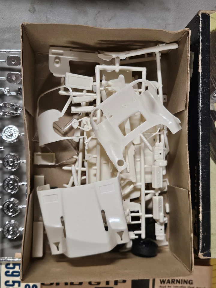 Vintage IMC Ford GTP J Car Sports car Plastic Model Kit - Image 2 of 3