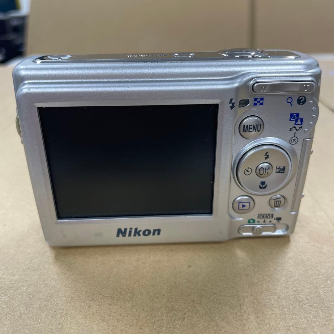 Nikon COOLPIX L11 Silver Compact Digital Camera Tested Working