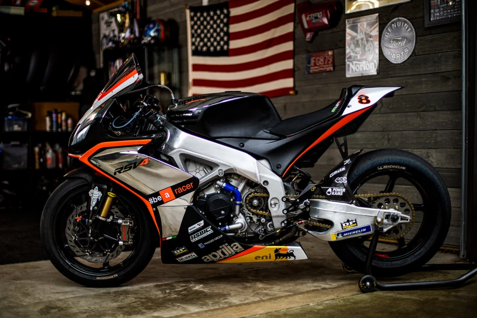 Aprilia RSV4 Complete World Superbike especificaciones frontal: KTech/Aprilia Racing Foto 2 de 4