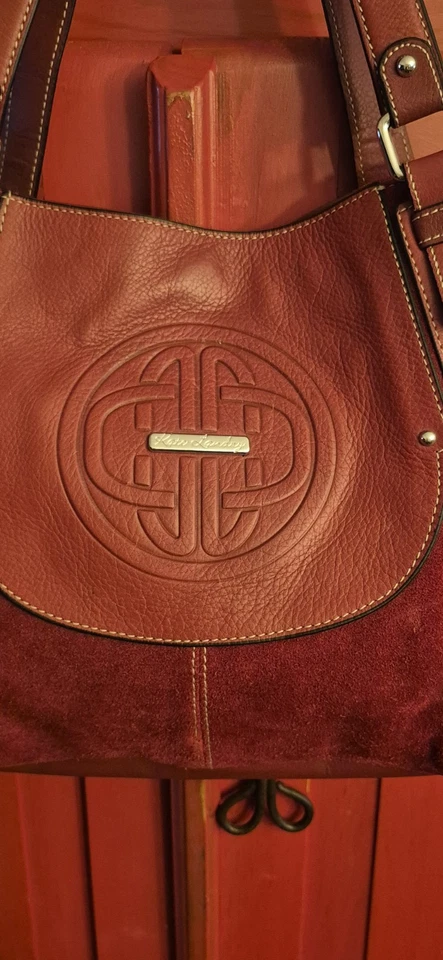 Bolso de Hombro Bolso de Mano Kate Landry Rojo Gamuza y Cuero Guijarro Grueso Flexible Usado en Excelente Condición Foto 2 de 4