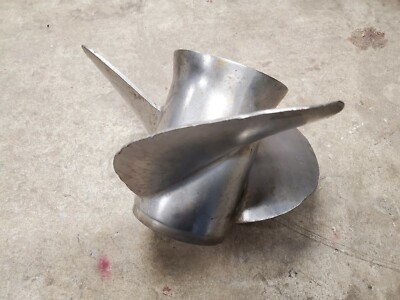 「船底」 水深60mから引き揚げられた「白虎」の船底が海面に姿を現す