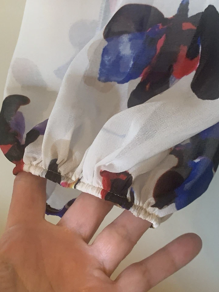 Blusa CAbi Orquídea Estilo 4426 Transparente Floral Volantes Cuello Manga Globo Talla L Foto 4 de 4