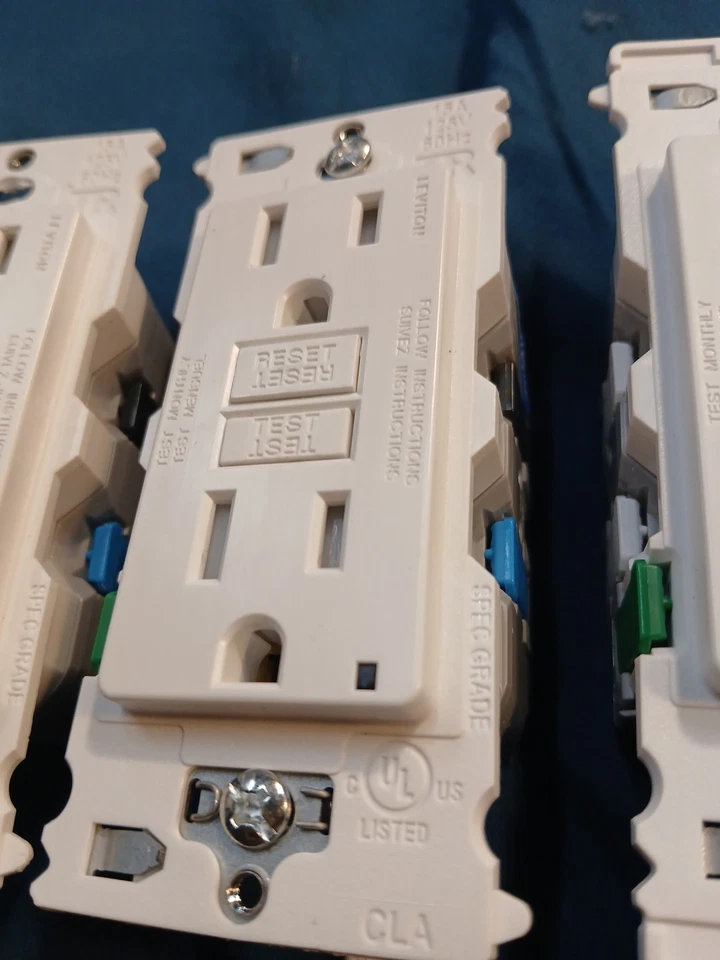 Lote de 4 salidas surtidas Leviton 15A 125V GFCI blancas Foto 2 de 4