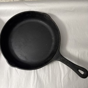 Vintage Benjamin & Medwin Cast Iron Skillet 10 1/2" Dual Spout Seasoned