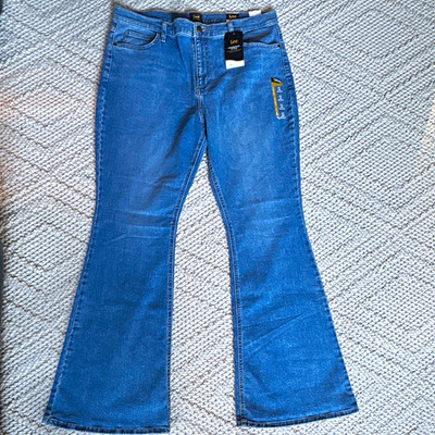 Lee Legendary Style Women s Flared Jeans Plus Size 18 Medium Wash Blue NWT