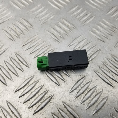 SOCKET PUERTO USB SKODA FABIA MK3 2016 5Q0035726E - Imagen 9 de 13