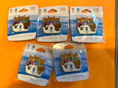 2010 VANCOUVER OLYMPICS 5 PINS MASCOTS MIGA QUATCHI CHINESE GATE PHOTOGRAPHY