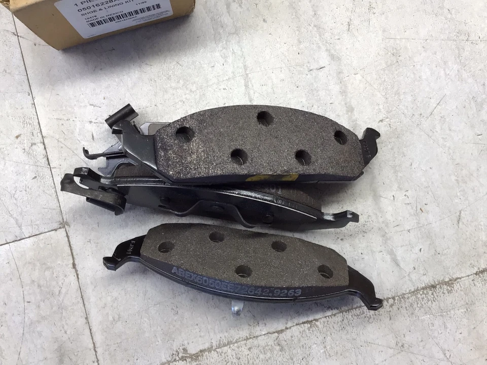 Оригинальный комплект передних дисковых тормозных колодок для Chrysler Sebring Dodge Stratus 1995-2000 годов выпуска 5016228AA - Изображение 2 из 3