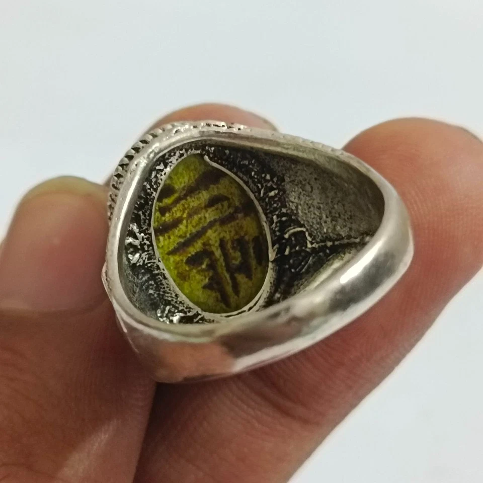 Anillo chapado en plata vintage con piedra de escarabajo verde audaz, estilo egipcio antiguo Foto 3 de 4