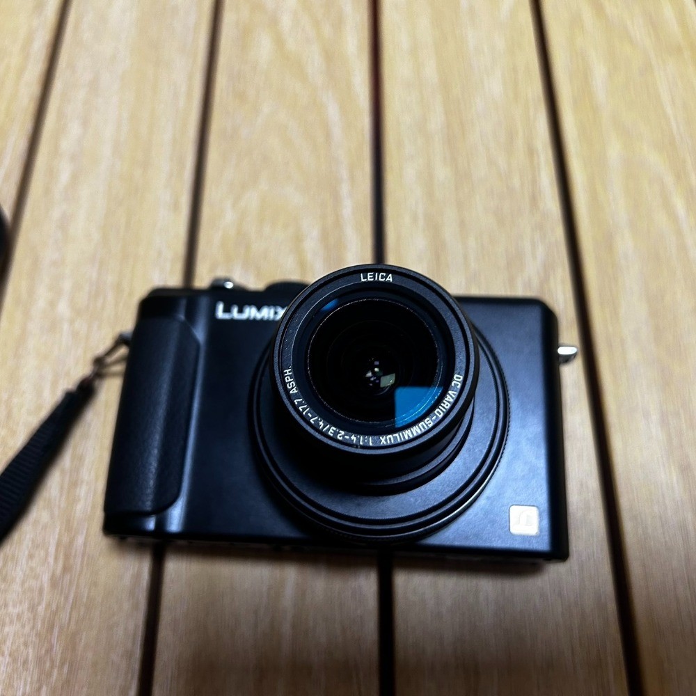 Panasonic LUMIX DMC-LX7 F1.4 Leicaレンズ搭載 Panasonic DMC-LX7 10.1 MP Digital Camera with F1.4-2.3 24mm LEICA