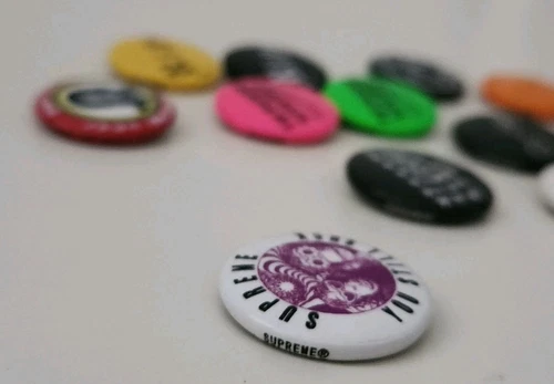 Lot de 12 broches suprêmes badges métal accessoires boutons métal rares