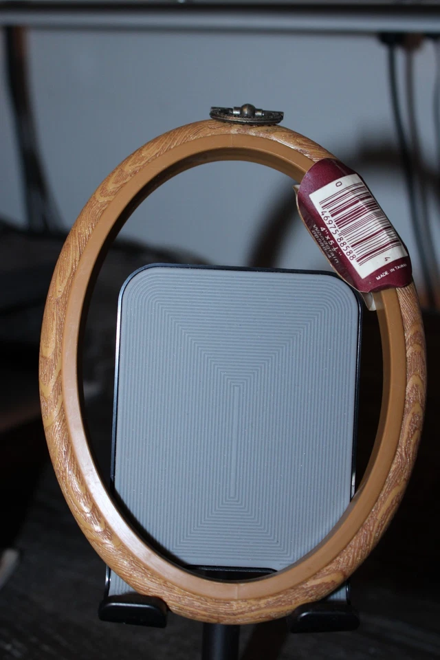 Vintage NWT Flexi Hoop Frame Embroidery Needlework Woodgrain Metal Clasp 4x5 1/2 - Image 3 of 3