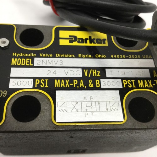 Parker 2NMV3 Hydraulic Directional Control Valve 3-Position Spring Center, 24VDC - Picture 2 of 5
