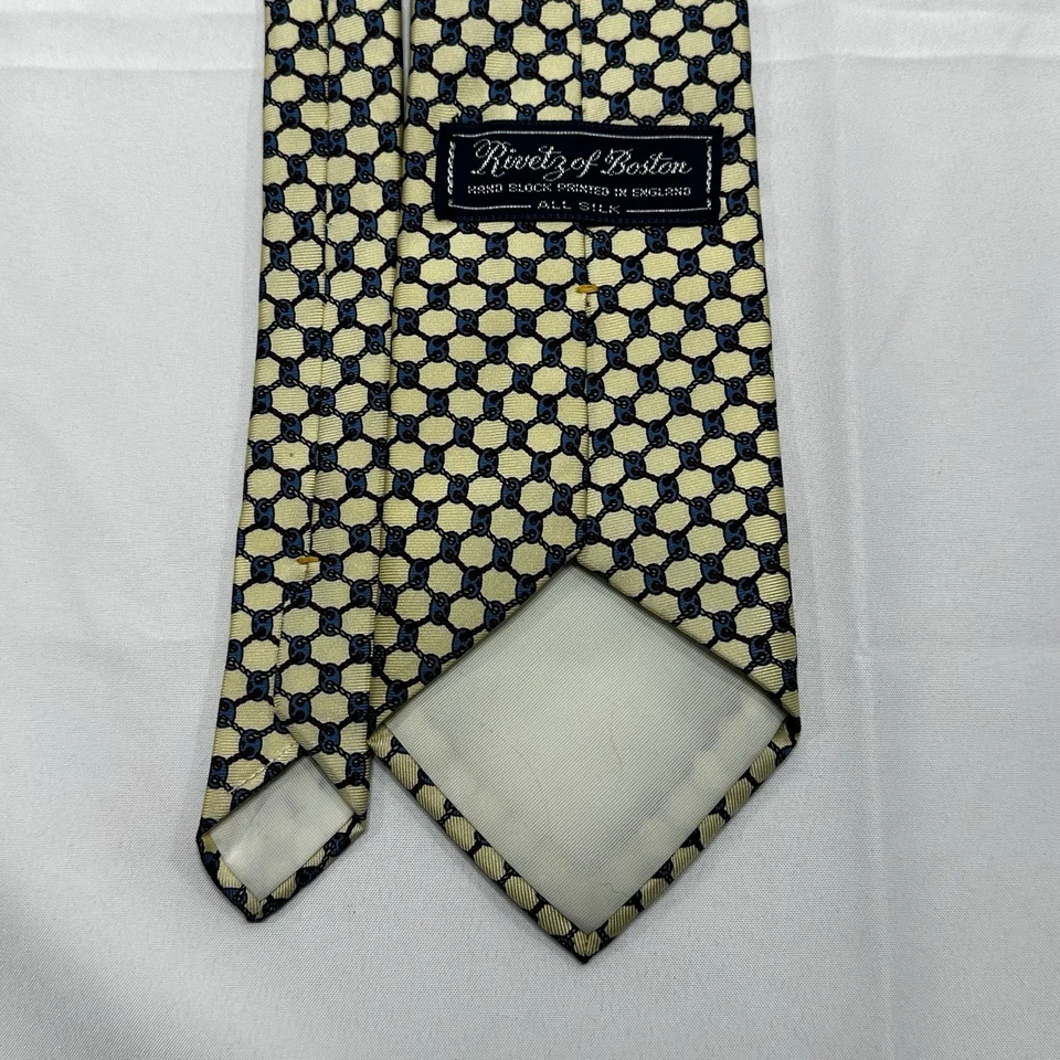 Corbata de seda RIVETZ OF BOSTON eslabones de cadena amarillos estampado mancha a mano Foto 3 de 4