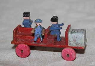 Erzgebirge Spielzeug kleines altes Holz Auto / Wagen (18)