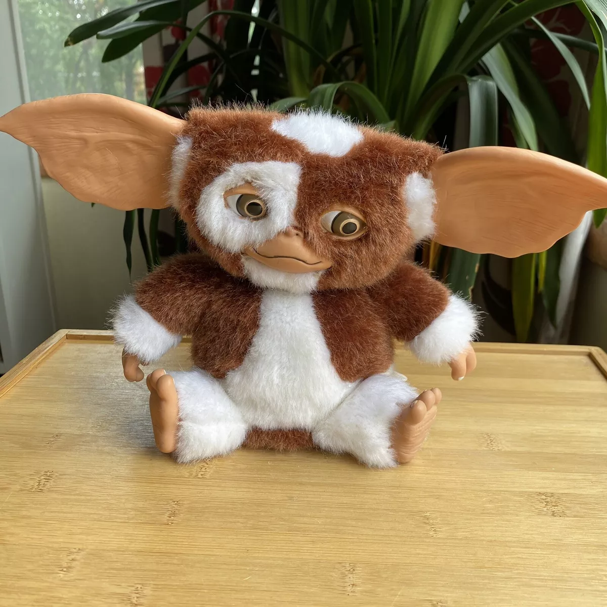 NECA Gremlins Gizmo Singing Dancing 7 Plush Mogwai Battery Operated Doll  Toy