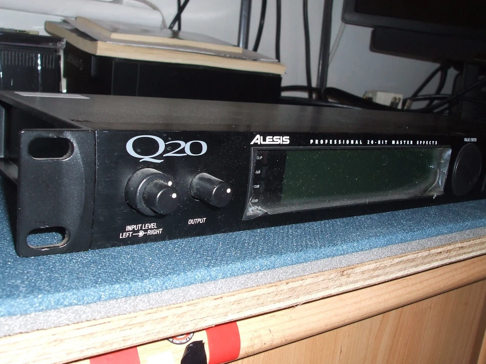 Alesis Q20 with 300 Programs including unique Special Shadows 100 Presets Eprom - Image 3 of 4