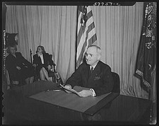 Photo:Franklin D Roosevelt Washington DC 1930s Speech at Desk Flags