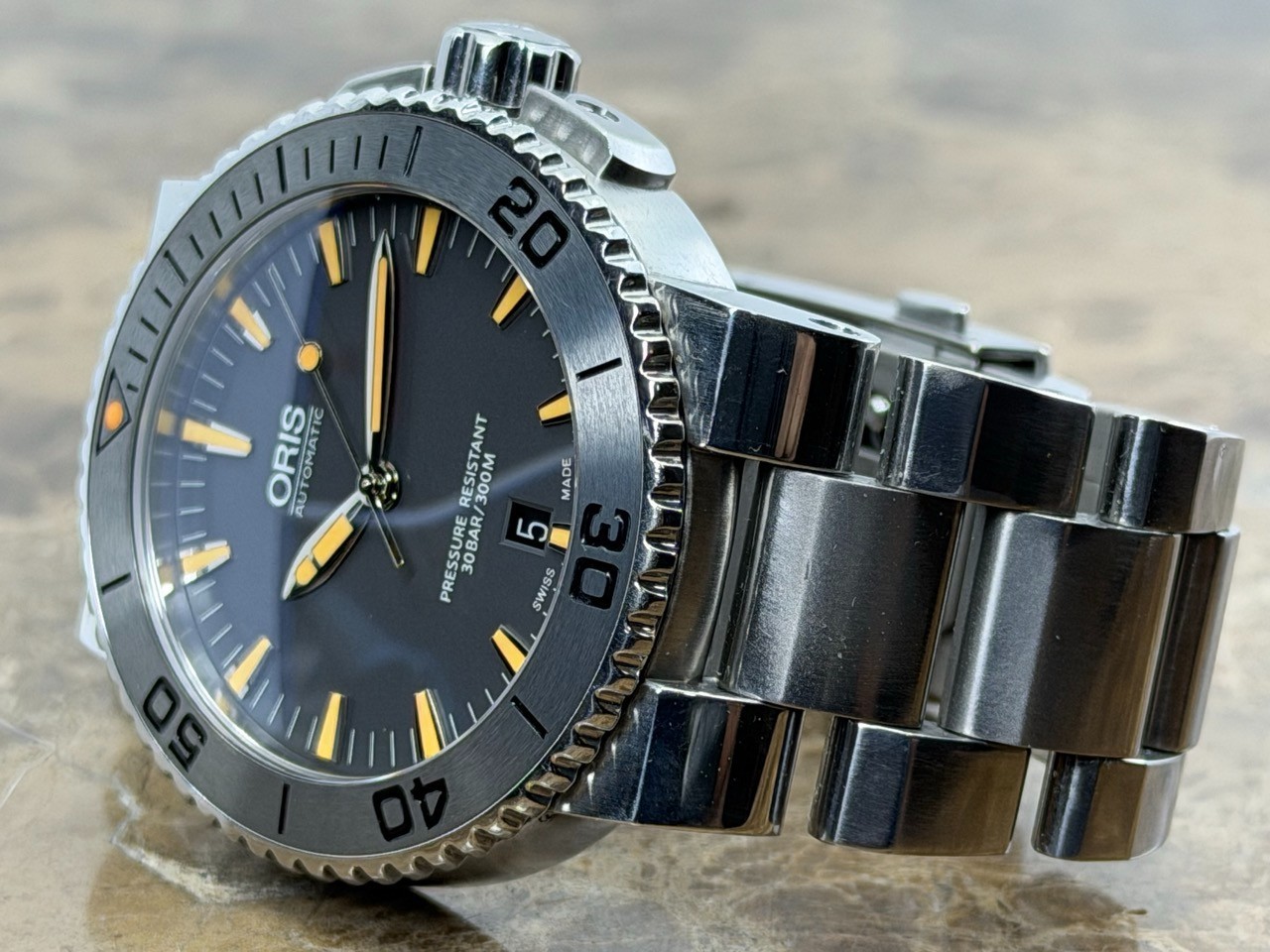 Oris Aquis Date 43mm Automatic Grey Dial Orange Accents Tungsten Minute Scale image 4