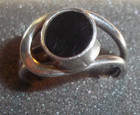 Vintage Black Onyx and  curved Sterling Silver Ring Size 7 — photo 2
