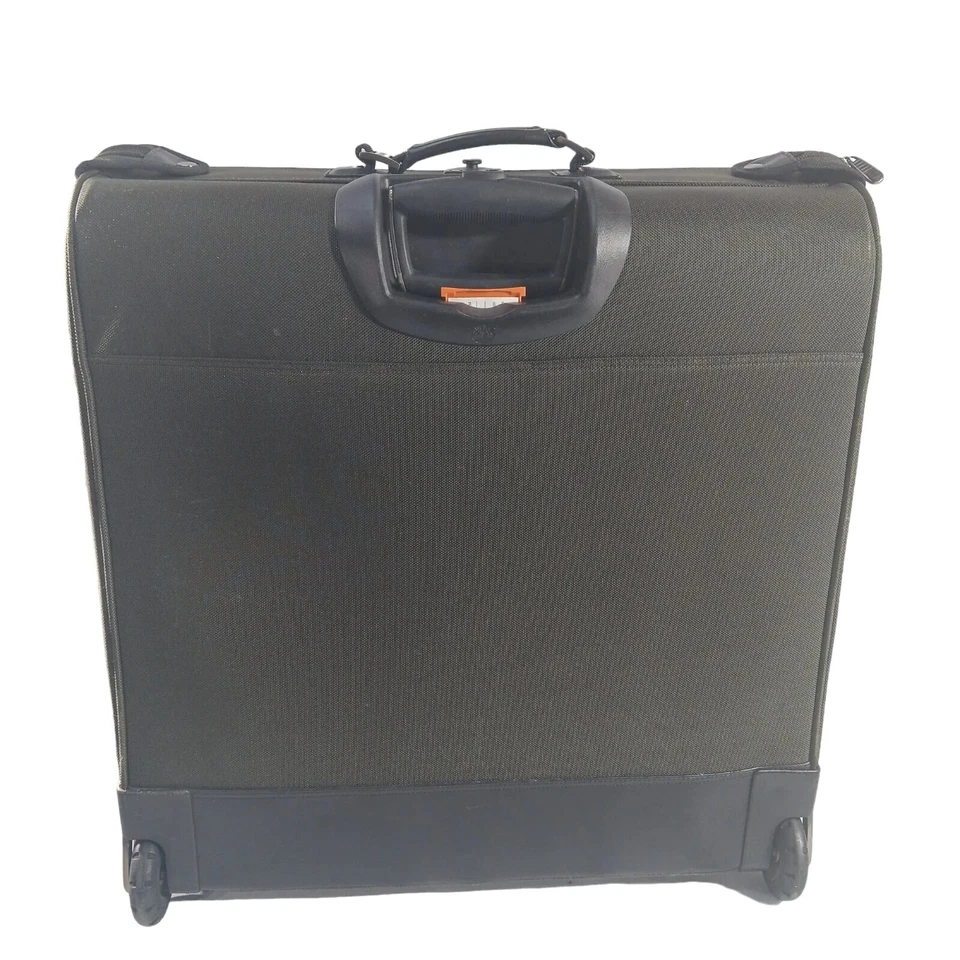 Maleta de viaje Timberland rodante de 30" con ruedas con asa extraíble verde Foto 2 de 4