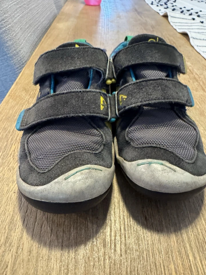 Plae Niño Pequeño Talla 10.5 Gris  Foto 2 de 4