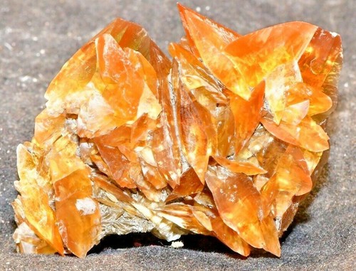 FLUO GOLDEN SELENITE GYPSUM BALL 5 X 2 X 5 CM RED RIVER, MANITOBA CANADA #6 - Picture 2 of 3