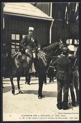 AK Alphonse XIII von Spanien zu Pferd, S.M. le Roi monte à cheval à la Gare de  