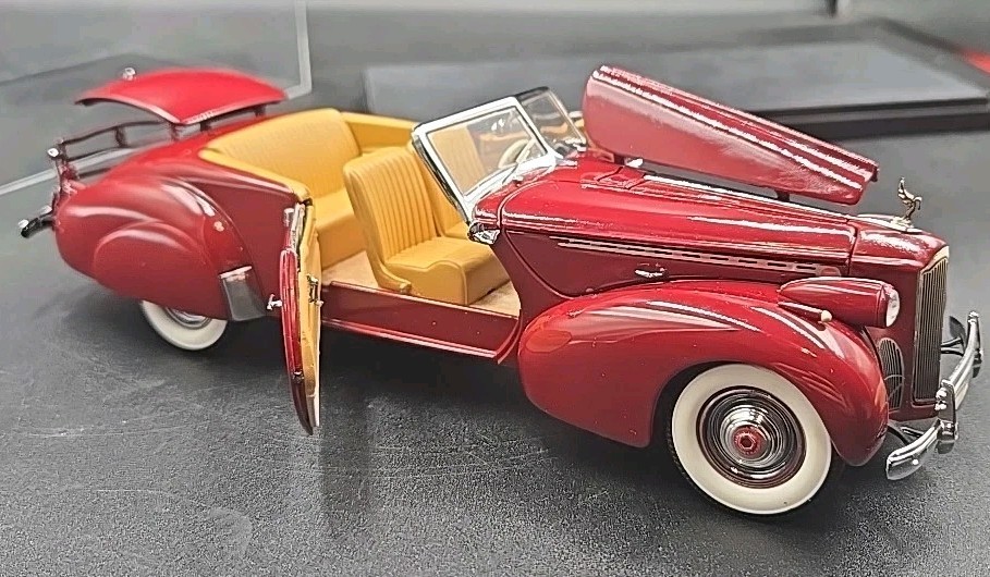 Franklin MINT 1940 Packard Custom Victoria Super 8 1 24