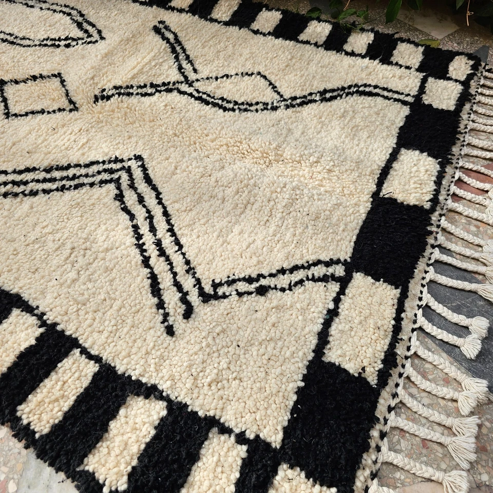 Alfombra Beniourain, alfombra blanca y negra pequeña alfombra bereber, alfombra blanca boho, alfombra Foto 2 de 4