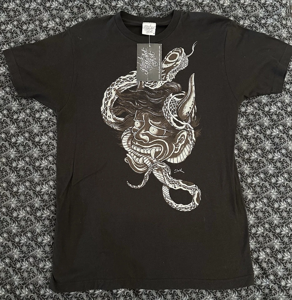 Camiseta Black Market Art tamanho. Arte de tatuagem M preta, nova com etiquetas. Sobrancelha baixa. - Imagem 2 de 4