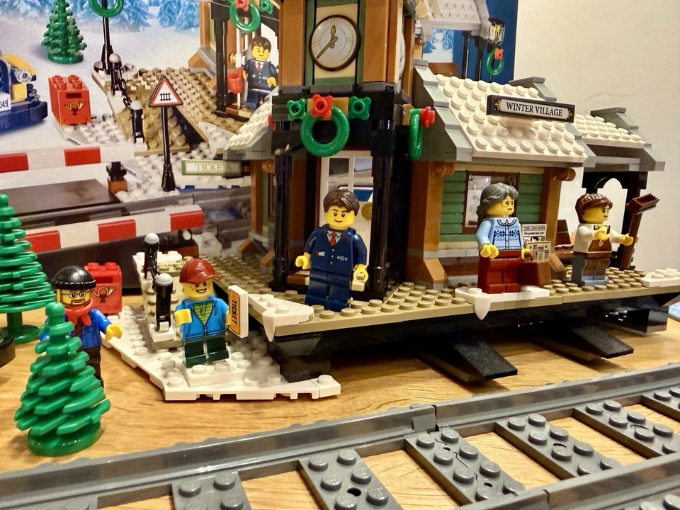 LEGO 10229 Winter Village Cottage, photo 2 of 5
