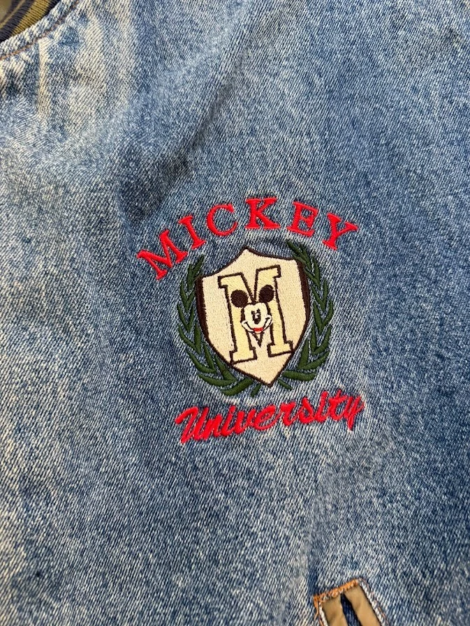 Винтажная куртка Mickey University для взрослых очень большая синяя джинсовая с застежкой длинным рукавом. - Изображение 2 из 4