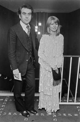 Jane Asher with her husband cartoonist Gerald Scarfe 1972 OLD