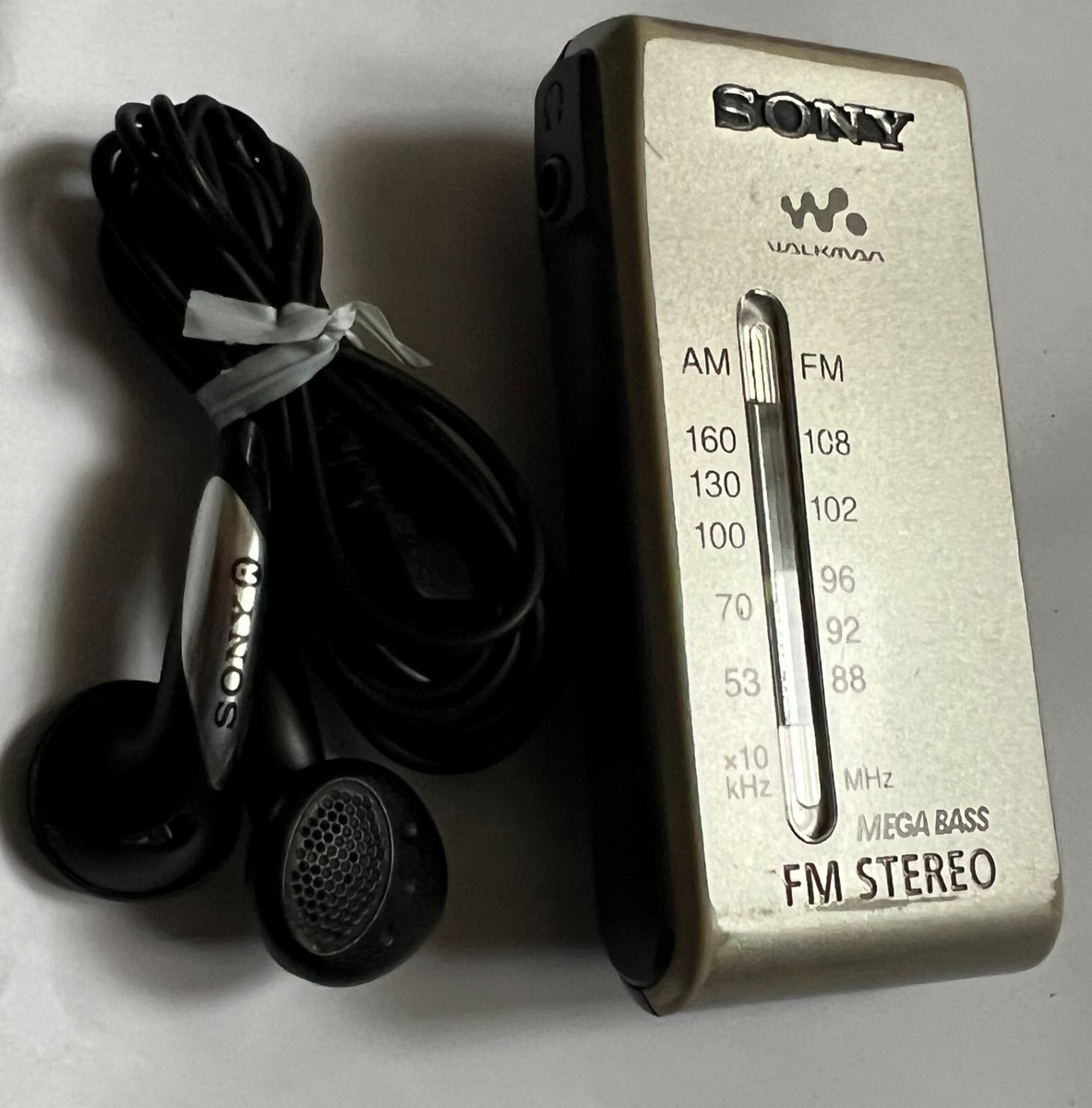 Sony SRF-S84 Mega Bass Walkman FM/AM Pocket Radio. Compact Size +