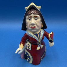 DEPT 56 Corona Vela REINA DE CORAZONES, Figura Alicia en el País de las Maravillas