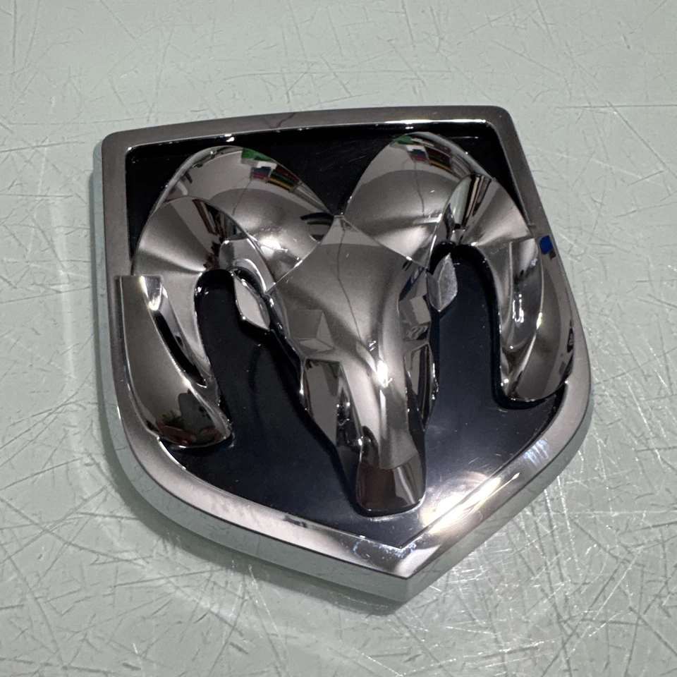 PROMASTER 1500 2500 3500 PUERTA TRASERA CARNERO CABEZA MEDALLÓN EMBLEMA INSIGNIA 68169766AA Foto 4 de 4