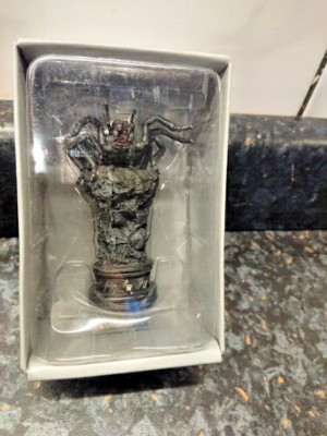 Shelob schwarz Königin Herr der Ringe LOTR Adlermoos Schachfigur Statue verpackt