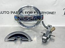 2013-2016 Nissan Pathfinder Front Grille Silver Emblem Camera Bracket Oem 2013-2016 Nissan Pathfinder Front Grille Silver Emblem Camera Bracket Oem