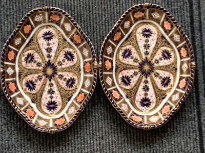 Paar große Royal Crown Derby Old Imari 1126 überbackene Gadrooned Geschirr 11,5''