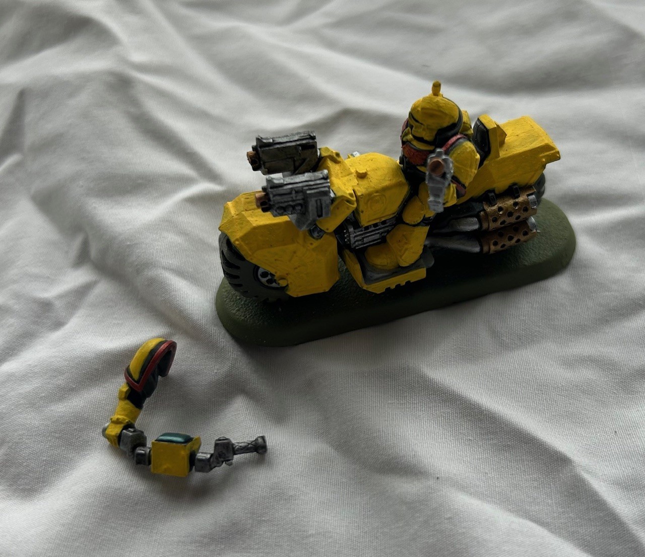 Warhammer 40k Space Marine Bike + Rider on 75mm Oval Base    Free Shipping