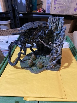 MCFARLANE AVP ALIEN QUEEN VS PREDATOR W/BASE, BOTH SETS