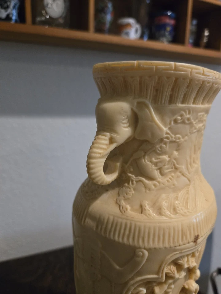 Jarrón asiático vintage de resina blanca tallado a mano de 10" sobre base firmado. Grandes detalles Foto 4 de 4
