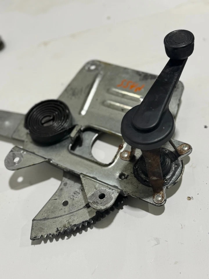 1994-1998 GMC JIMMY MANUAL WINDOW DOOR TRACK SLIDER ASSEMBLY FRONT LEFT - Image 4 of 4