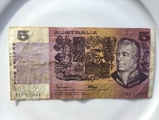 1 x 1980’s $5 FIVE DOLLAR AUSTRALIA PAPER BANKNOTE PZG 875338