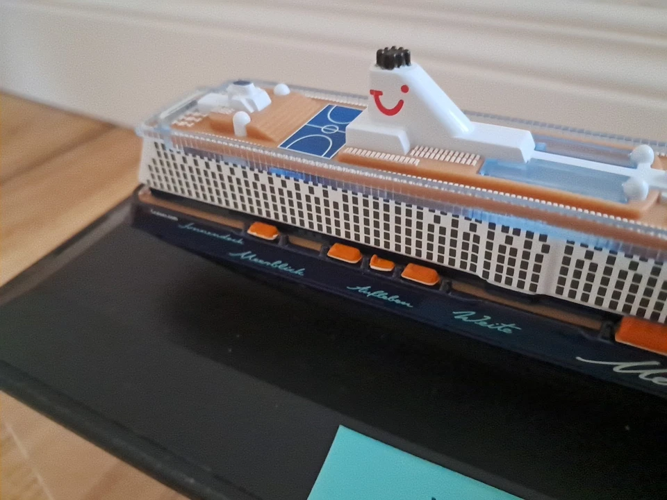 Modellino esposizione Nave Da Crociera "Mein Schiff 3" - Immagine 3 di 4